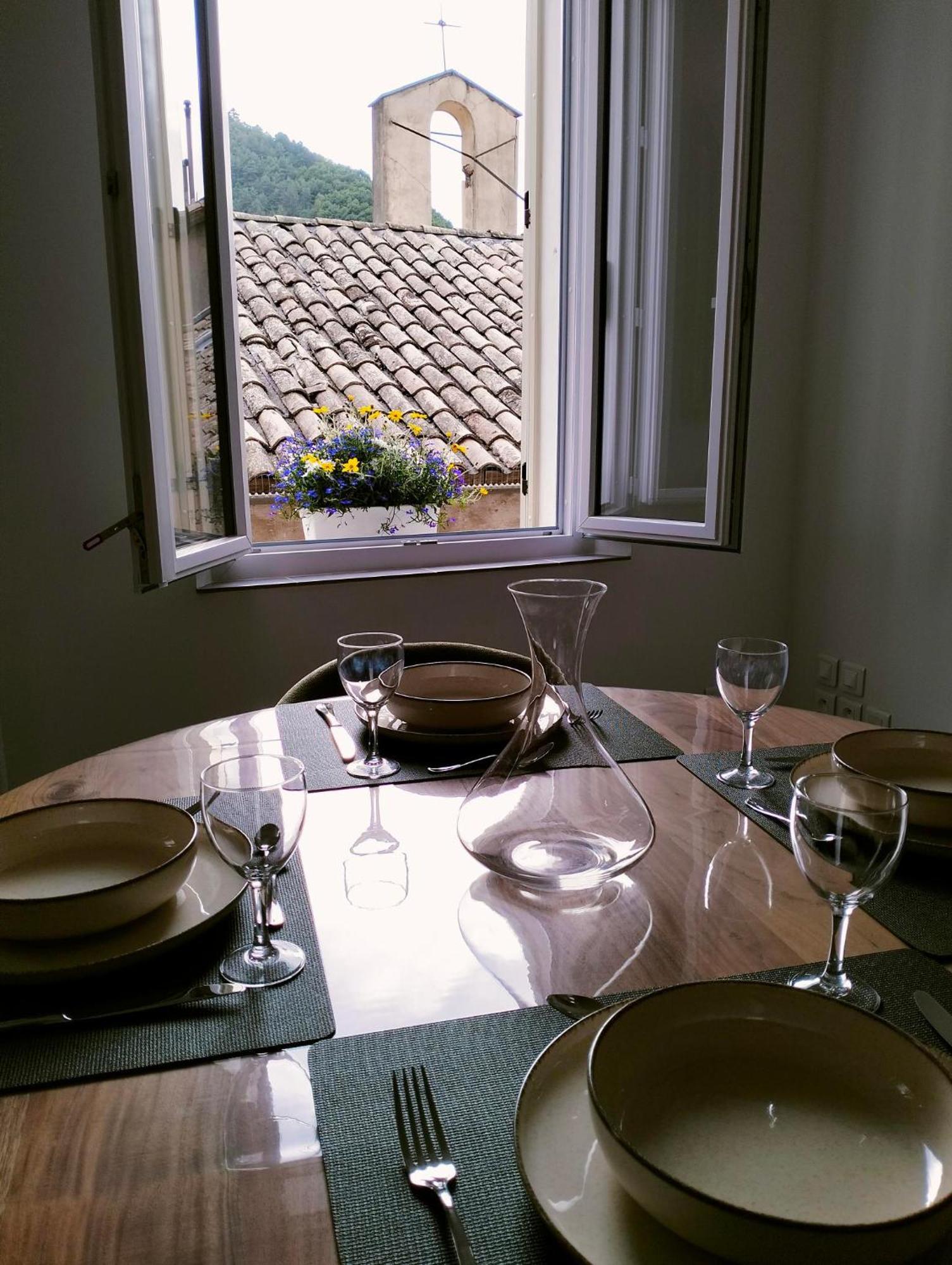 La Provence Vous Attend - 2Eme Etage 디뉴레뱅 외부 사진